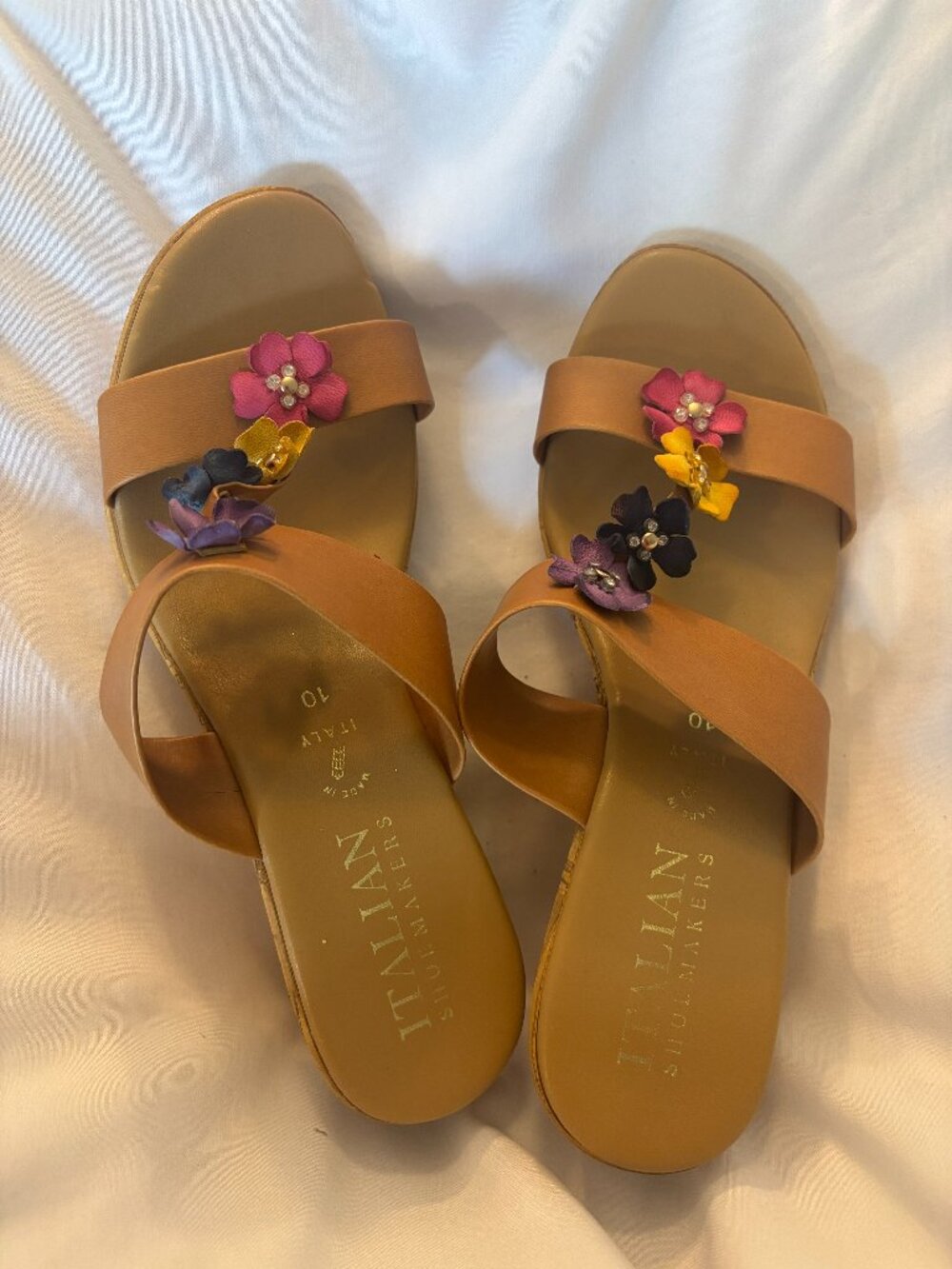 Women's Italian Shoemakers Wedge Sandal Heels w/Flowers on the top  - Size 10